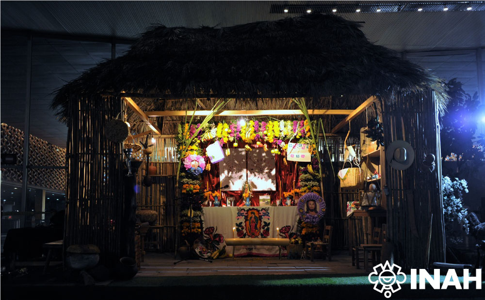 Altar de muertos y recrean el Xantolo