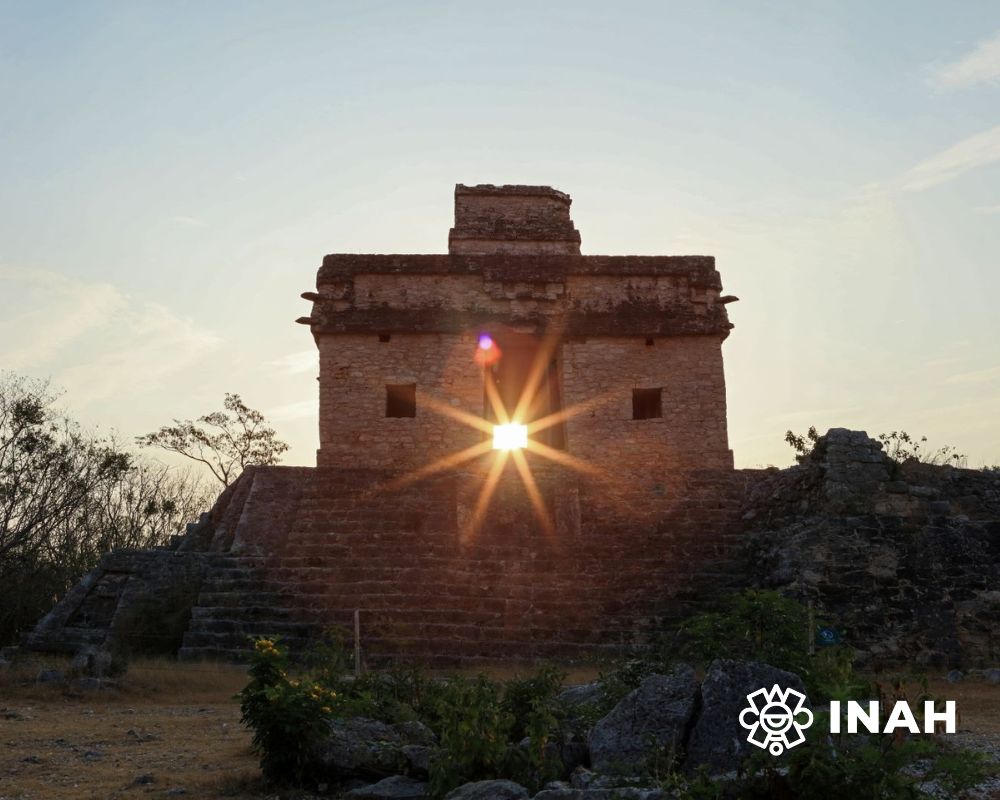 Paso del Sol por el Templo de las Siete Muñecas. Foto: Gerardo Peña, INAH 