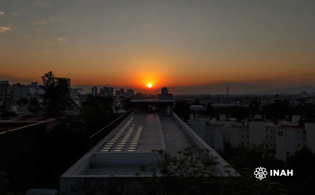 Alineación en perspectiva del sol y la Torre de Investigación de la ENAH. Cortesía: Aarón Uriel González Benítez
