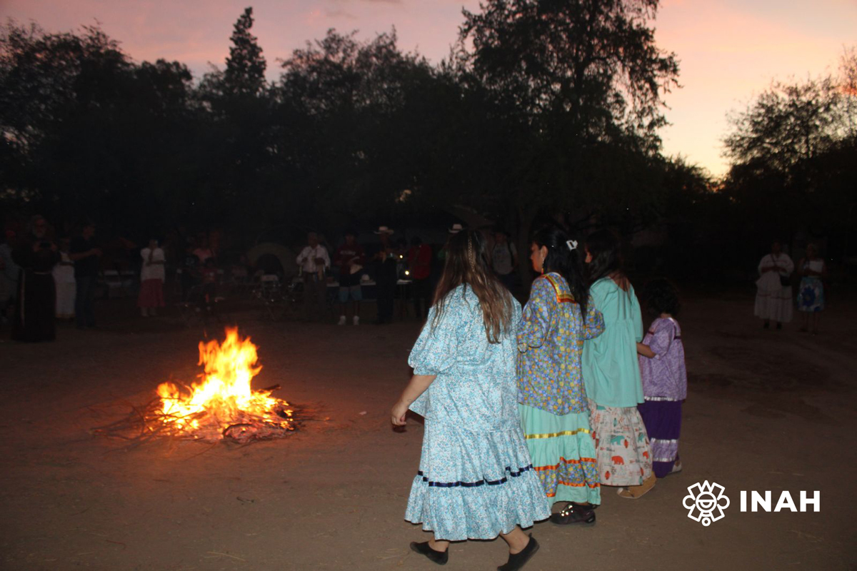 Mujeres n'dé danzando. Foto: Alejandro Aguilar.