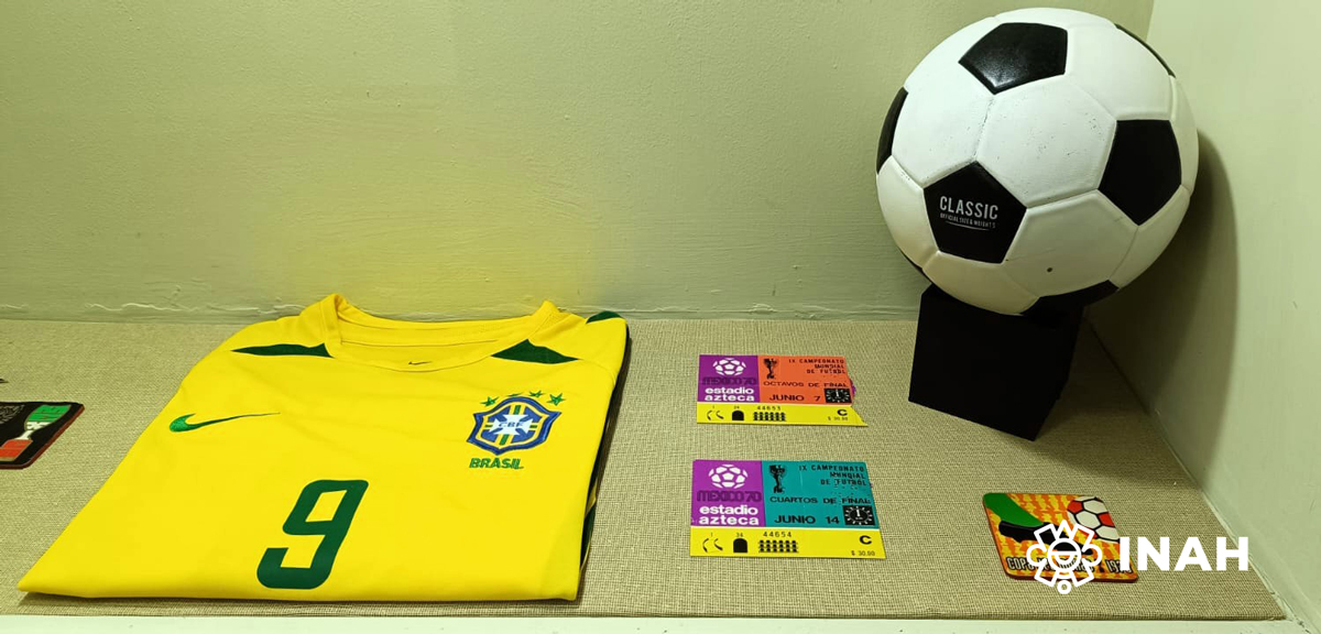 Se exhibe memorabilia contemporánea, entre la cual destaca un autógrafo del futbolista Edson Arantes do Nascimento, Pelé. Foto José Luis Punzo, INAH