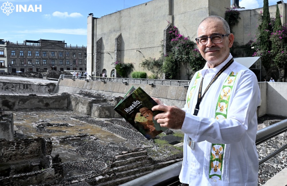 Fotografía difundida por el INAH de Joaquín Arroyo Cabrales con el libro Huesito