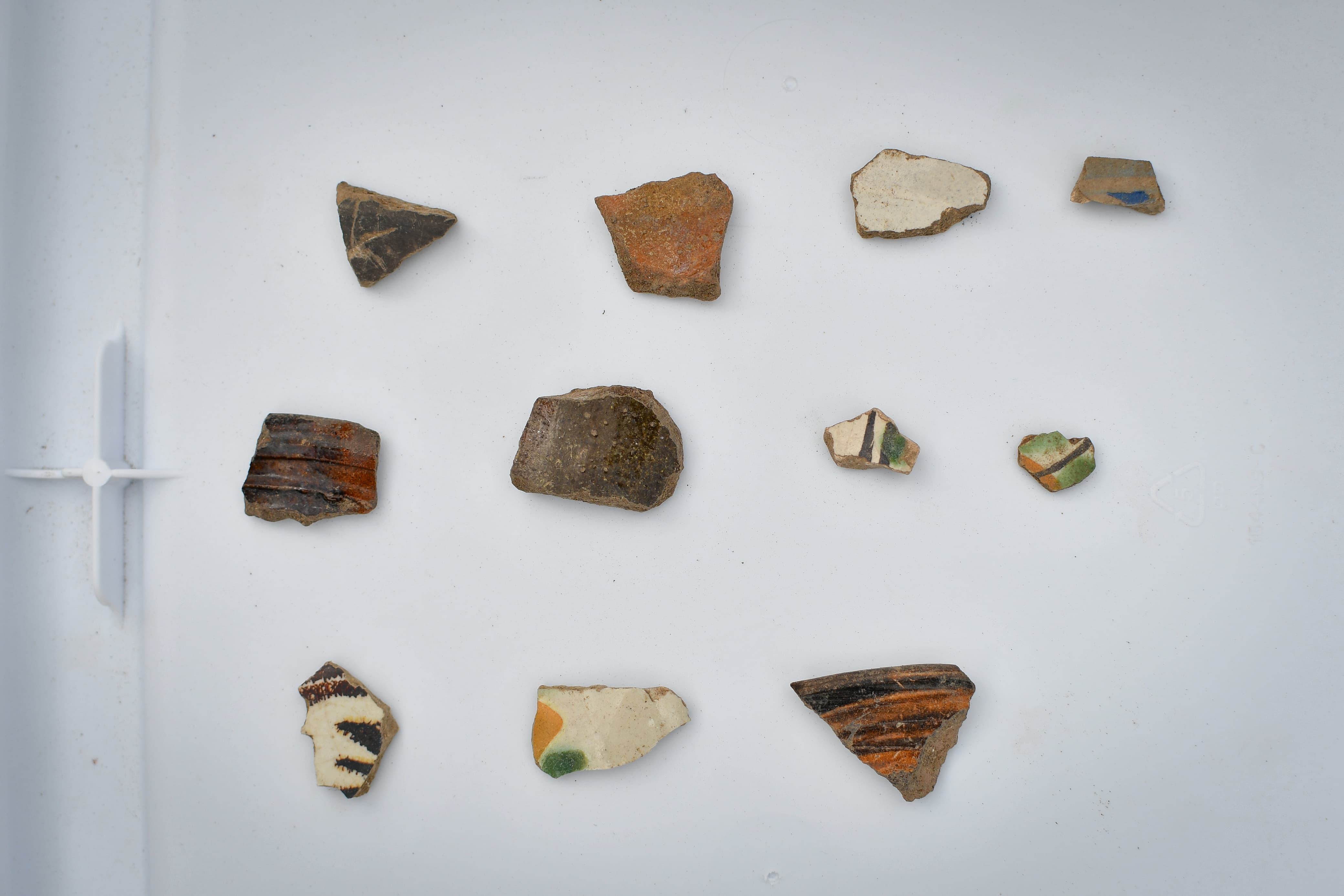 Fragmentos cerámicos prehispánicos y novohispanos recuperados durante la excavación