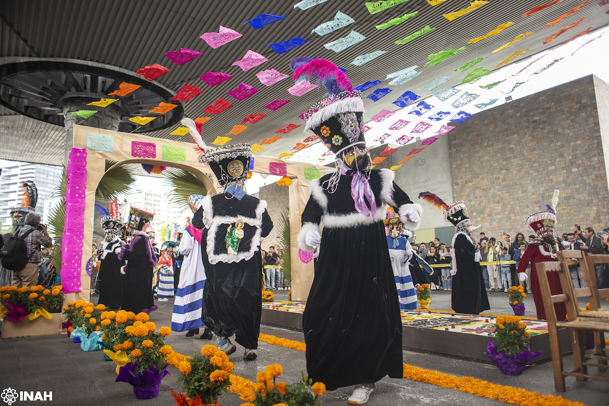 Chinelos en Chapultepec: ofrenda de Santa Rosa Xochiac en el MNA